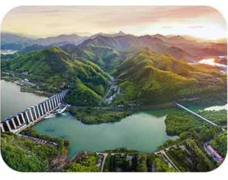 Solarstromsystem nahe einem Stausee