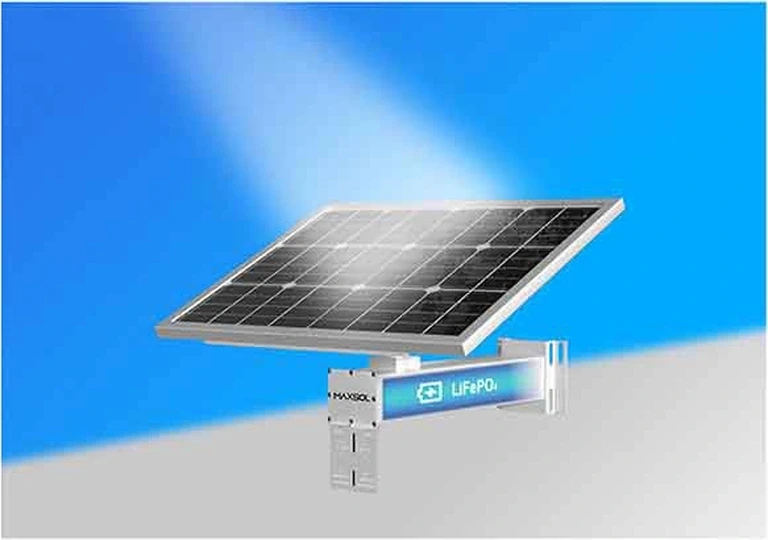 Solarmodul und LiFePO4-Batteriesystem bei hellem Tageslicht